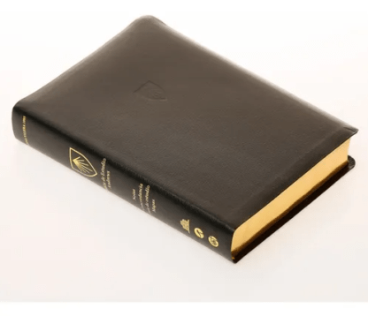 La Biblia de Estudio Andrews es una presentación innovadora y práctica de las Escrituras, diseñada tanto para el nuevo creyente como para el estudiante experimentado. Características destacables: -Tipografía y diseño que facilitan la lectura. -Impresión a dos colores. -Versión Reina-Valera de 1995. -Más de 12.000 notas de estudio preparadas por un grupo internacional de acreditados eruditos y teólogos. -Introducción a cada libro de la Biblia, con un bosquejo. -Sistemas de referencias cruzadas único para iluminar los grandes temas de la Biblia. -Margen central resaltado con referencias cruzadas. -11 mapas a dos colores en el texto. -25 tablas e ilustraciones con información relevante sobre la Biblia. -Material auxiliar con herramientas de estudio.