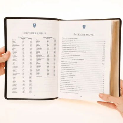 La Biblia de Estudio Andrews es una presentación innovadora y práctica de las Escrituras, diseñada tanto para el nuevo creyente como para el estudiante experimentado. Características destacables: -Tipografía y diseño que facilitan la lectura. -Impresión a dos colores. -Versión Reina-Valera de 1995. -Más de 12.000 notas de estudio preparadas por un grupo internacional de acreditados eruditos y teólogos. -Introducción a cada libro de la Biblia, con un bosquejo. -Sistemas de referencias cruzadas único para iluminar los grandes temas de la Biblia. -Margen central resaltado con referencias cruzadas. -11 mapas a dos colores en el texto. -25 tablas e ilustraciones con información relevante sobre la Biblia. -Material auxiliar con herramientas de estudio.