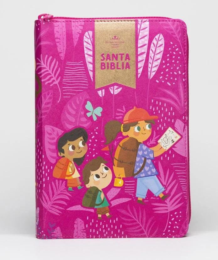 Biblia Interactiva para Niñas Letra Grande – Rosa Símil Piel esta Biblia interactiva los niños podrán leer la Biblia con un tamaño práctico, y disfrutar las enseñanzas de la palabra de Dios al ver escenas de la Biblia literalmente saltar de la página a través de una aplicación descargable que les permite ver las imágenes en un formato de realidad aumentada y al mismo tiempo escuchar la narración del evento. Junto a sus padres, los niños podrán disfrutar las secciones de Conexiones con Cristo y las Grandes preguntas y respuestas que muestran cómo la historia de Dios se desarrolla desde el inicio del tiempo y cómo nosotros encajamos en Su plan. Las actividades exclusivas, las imágenes de realidad aumentada y relatos en audio son el complemento perfecto al texto de la Reina Valera 1960, la versión preferida en español. CONTENIDO Palabras de Jesús en rojo Ilustraciones que aumentan con la aplicación ByH Niños ES Preguntas y respuestas Sección de Juegos y Actividades Panorama Histórico de la Biblia Introducción y bosquejo a cada libro Armonía de los Evangelios Cómo leer y entender la Biblia Nombres y atributos de Jesús Palabras de aliento Concordancia Cinta Marcadora El tipo de letra (12 pts), la hace la Biblia compacta más legible, ideal para los pequeños. Contenido exclusivo para los niños: imágenes interactivas de realidad aumentada, y hojas de actividades que harán de la lectura de la Palabra una experiencia inolvidable. Póster con plan de lectura incluido para que los niños lo coloquen en sus padres y realicen un seguimiento de su lectura diaria de la Biblia.