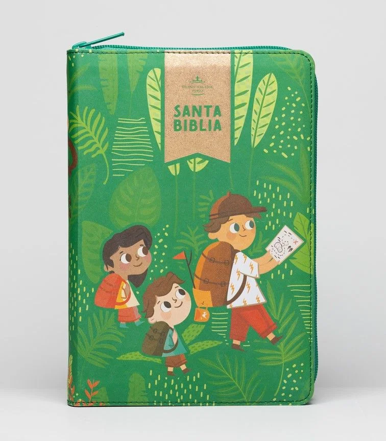 Biblia Interactiva para Niñas Letra Grande – Rosa Símil Piel En esta Biblia interactiva los niños podrán leer la Biblia con un tamaño práctico, y disfrutar las enseñanzas de la palabra de Dios al ver escenas de la Biblia literalmente saltar de la página a través de una aplicación descargable que les permite ver las imágenes en un formato de realidad aumentada y al mismo tiempo escuchar la narración del evento. Junto a sus padres, los niños podrán disfrutar las secciones de Conexiones con Cristo y las Grandes preguntas y respuestas que muestran cómo la historia de Dios se desarrolla desde el inicio del tiempo y cómo nosotros encajamos en Su plan. Las actividades exclusivas, las imágenes de realidad aumentada y relatos en audio son el complemento perfecto al texto de la Reina Valera 1960, la versión preferida en español.