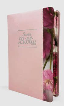 La Biblia versión Reina-Valera 1995 En tamaño y encuadernación muy manejable. Promesas bíblicas ilustradas y a todo color. Insertos con temática femenina, ilustrada y a todo color. Encuadernación elegante de piel fabricada y tela. Con una portada moderna. Con las palabras de Jesús en rojo. Himnario Adventista sin música. Cinta marcadora. Letra grande, fácil de leer
