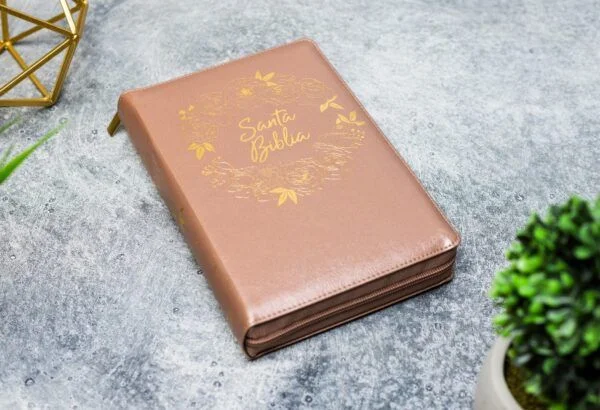 Biblia Tamaño Manual Letra Gigante con Índice y Cierre – Rosa Perla Símil Piel - Imagen 3