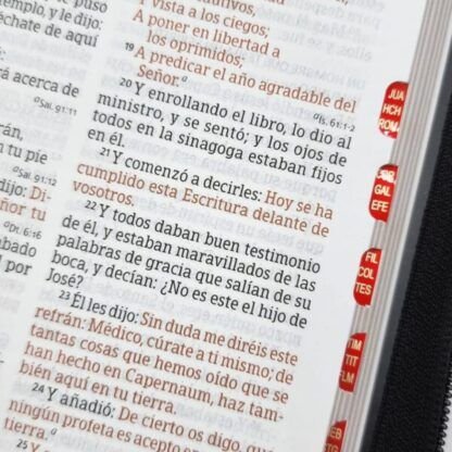 Biblia Tamaño Manual Letra Grande con Índice y Cierre – Negro Símil Piel - Imagen 5