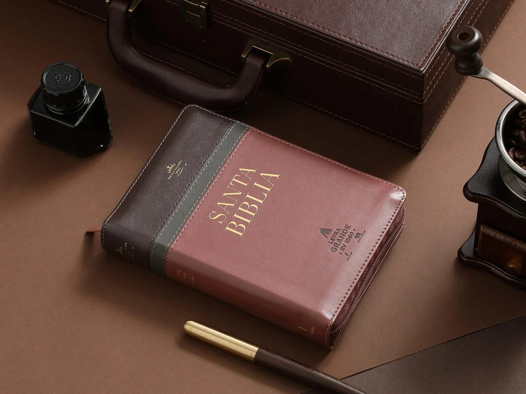 Biblia Letra Grande con Cierre – RVR1960 - Imagen 3